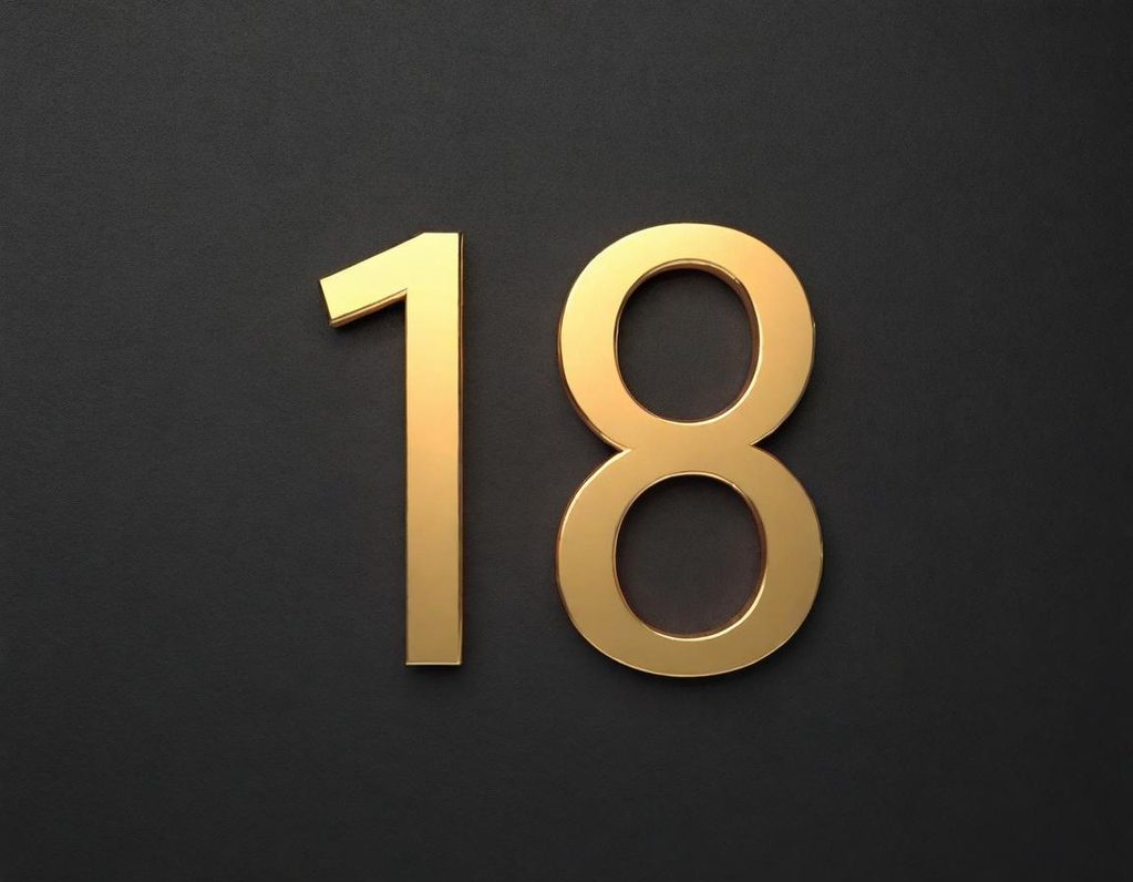 Goldene Zahl "18" auf schwarzem Hintergrund.