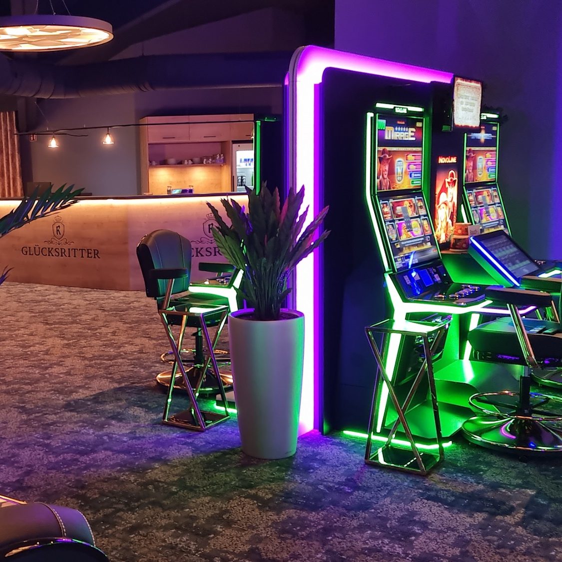 Spielautomaten mit buntem Neonlicht in einem modernen Casino-Umfeld.